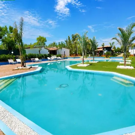 With Pool By The Sea In Apartamento