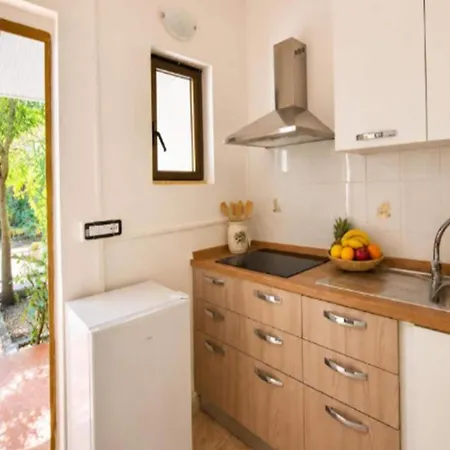 With Pool By The Sea In Apartamento Nicotera