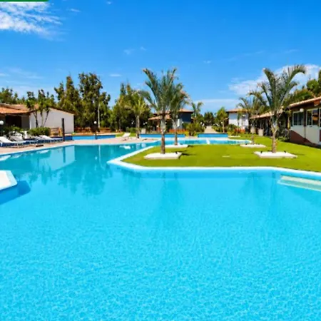 With Pool By The Sea In Apartamento